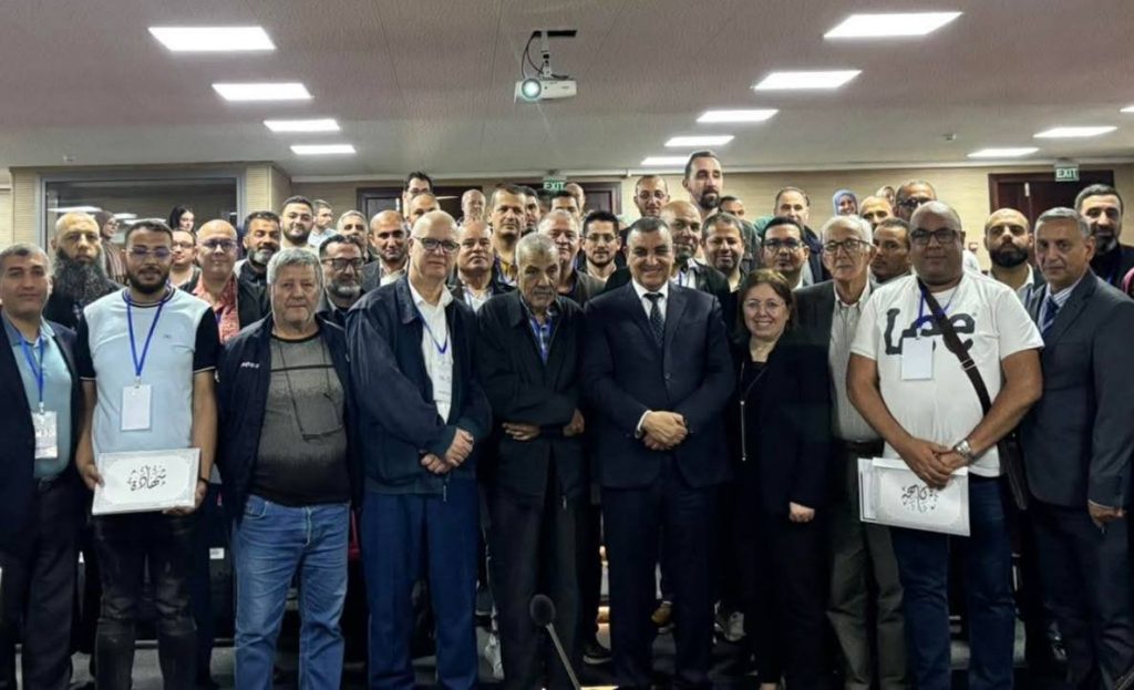 Le Ministre des Travaux Publics et des Infrastructures de base M. Abdelkader DJELLAOUI honore les cadres de l’Algérienne des autoroutes lors d’une cérémonie officielle.