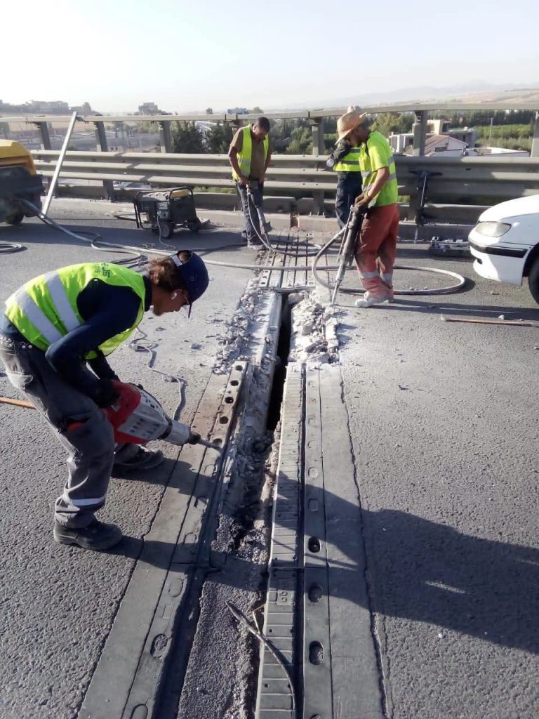 Travaux de réparation des joints de chaussée sur l’autoroute A2 à Constantine.